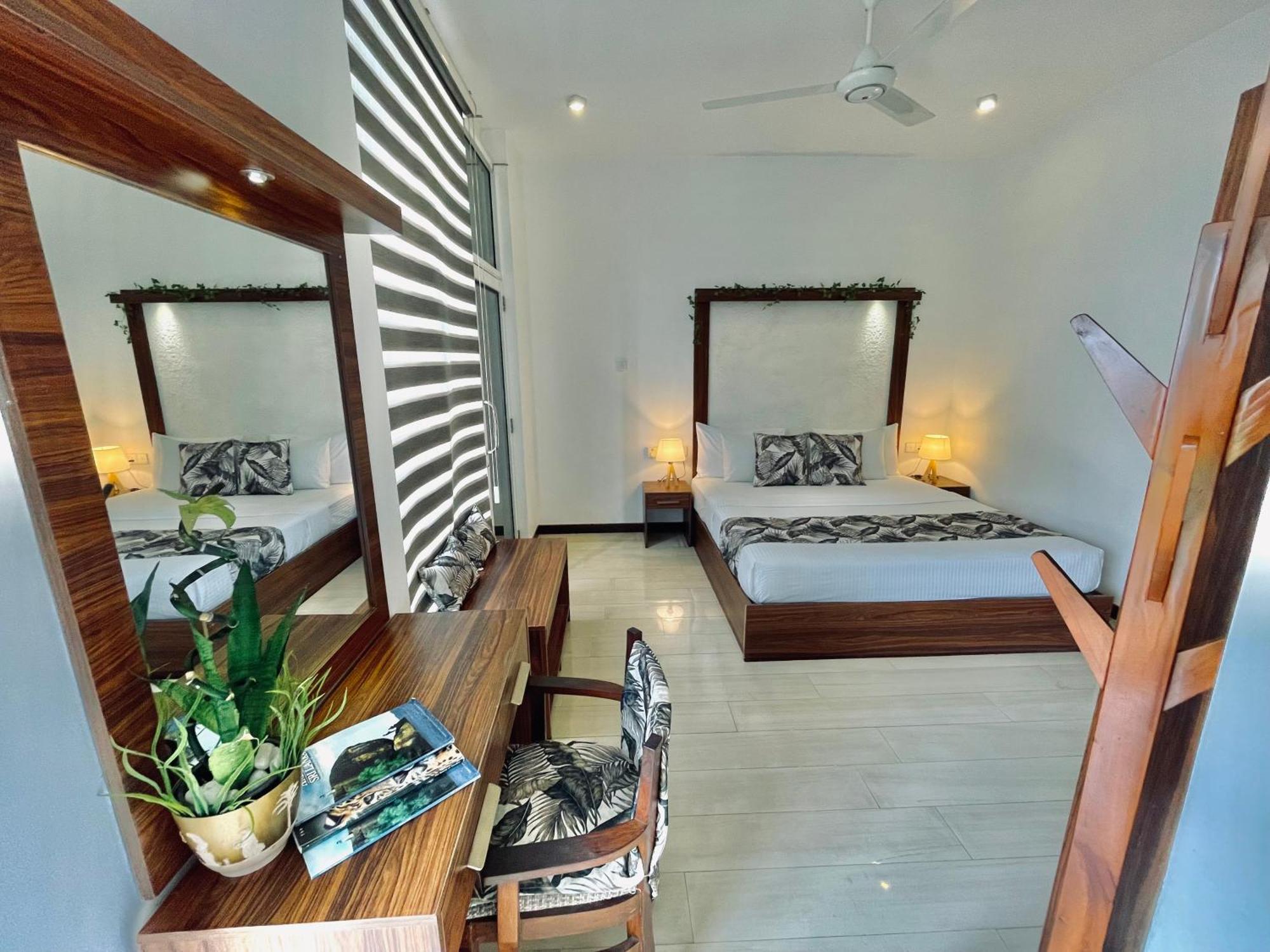 8 Plus Motels Negombo Exterior foto